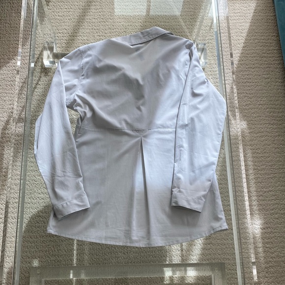 NWOT Mountain Hardware Button Up - Picture 4 of 6